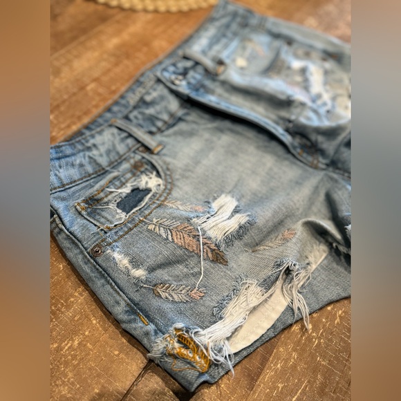 American Eagle Distressed Hi Rise Festival Jean Short 🪶 - Picture 5 of 11